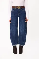 Pantalón jean color verde militar de corte balloon, tiro medio, con diseño abuchonado en las piernas y bolsillos laterales y traseros.