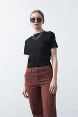 Remera de manga corta con cuello redondo a la base, de calce clásico y diseño minimalista con ruedo redondeado.