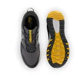 Championes de trail running New Balance 410, color gris oscuro con detalles en negro y amarillo.