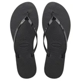Sandalias planas Havaianas modelo You Metalic, color negro. Presentan una suela texturizada con patrón de arroz y tiras finas con acabado brillante que se unen en el empeine.