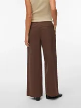Jean de tiro medio y pierna ancha, color marrón, con cintura elástica con cordón ajustable y bolsillos laterales.