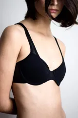Sostén Glory con aro de color negro, confeccionado con doble capa de lycra, tul transparente y tirantes ajustables.