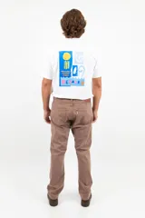 Pantalón de jean marrón con corte clásico, tiro medio y corte recto.