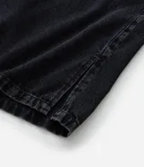 Pantalón wide leg de jean con efecto marmorizado, de tiro alto, con bolsillos laterales y cierre frontal con botón y cremallera.