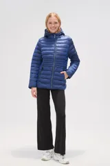 Campera puffer verde militar con capucha, cierre frontal y bolsillos laterales con cierre.