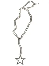 Collar tipo corbatín con cadena de eslabones rectangulares y dije de estrella calada en el extremo inferior.
