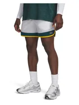 Shorts deportivos Under Armour Icon Wvn Trck de color blanco con detalles en verde oscuro y borde amarillo, fabricados en nailon ligero y resistente al agua con tecnología UA Storm.