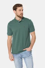 Remera polo azul con cuello en rib y botones personalizados.