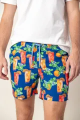 Short de baño para hombre, color azul vibrante, con estampado repetitivo de cócteles naranjas y rojos, hojas verdes y flores blancas, y naranjas enteras. Posee cordón ajustable celeste en la cintura.