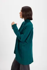 Sweater de punto color bordó con cuello alto y diseño de espiga calada en el frente. Presenta mangas largas con puños acanalados y un calce holgado.