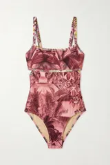 Malla entera de diseño tropical en tonos rosados y borravino, con estampado de hojas, vegetación y un leopardo oculto. Presenta escote recto y tirantes finos.