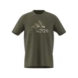 Remera Adidas color verde militar con logo Adidas Badge of Sport estampado en camuflado.