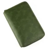 Billetera de cuero verde con cierre de cremallera y logo grabado en la parte inferior.