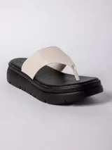 Sandalias negras con plataforma de 3 cm y tira ancha sobre el empeine.