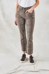 Pantalón de jean con estampado animal print, tiro medio y corte flare.