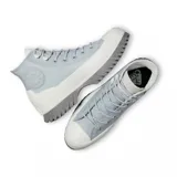 Championes Converse de caña alta con diseño robusto, confeccionados en cuero gris con textura. Presentan una suela de plataforma dentada en color gris moteado y una banda protectora de goma blanca que rodea la base del calzado.
