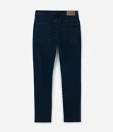 Pantalón de jean corte slim, color azul oscuro, con cierre de botón y cremallera, trabillas para cinturón y bolsillos laterales y traseros.