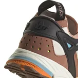 Championes adidas modelo Hyperturf Adventure, con diseño técnico inspirado en el outdoor. Presenta una combinación de colores tierra, negro y detalles en naranja y celeste, con entresuela con tecnología Adiprene+ y suela de gran agarre.