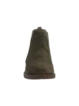 Botin estilo Chelsea de gamuza en color verde oliva, con paneles elásticos laterales en tono marrón oscuro y suela de goma con taco bajo.