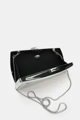 Bolso tipo clutch rígido con acabado metálico dorado y diseño geométrico. Incluye cadena metálica extraíble y cierre de doble clip.