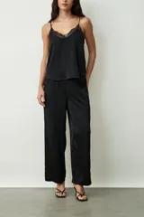 Pantalón negro de corte recto.