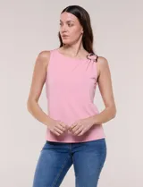 Musculosa de seda fría color rosado, con escote redondo a la base y detalle de hebilla metálica dorada en el hombro.