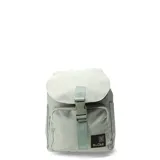 Mochila urbana de diseño compacto en color verde menta, con cierre de solapa y hebilla frontal. Cuenta con un bolsillo exterior con cierre y parche decorativo con logo de la marca.