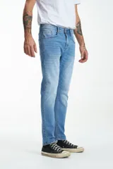 Pantalón de jean celeste de corte ajustado.