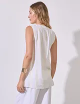 Blusa sin mangas de lino y rayón a rayas verticales amarillas y celestes, con cuello a la base y escote en V, abertura central con botones y terminación anudada.