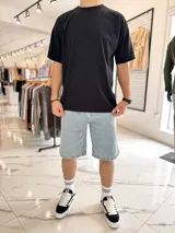 Bermuda baggy de jean color beige, de corte holgado y diseño clásico de cinco bolsillos.