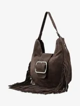Cartera tipo hobo de cuero color marrón, con diseño de flecos largos en los laterales y la base. Presenta una correa fija para el hombro y un cierre frontal con solapa y hebilla metálica rectangular.
