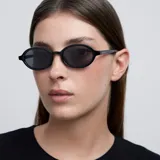 Gafas de sol unisex con montura ovalada negra y lentes polarizadas negras.