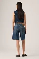 Short de jean estilo bermuda, tiro medio y corte holgado con efecto deslavado.