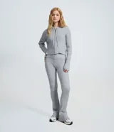 Pantalón de tiro alto en tricot acanalado con corte flare, ajustado en caderas y muslos con apertura desde la rodilla.