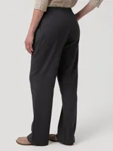 Pantalón gris de tiro alto y corte recto, confeccionado en mezcla de lana y poliéster reciclado. Presenta pretina limpia con cierre invisible lateral y un botón decorativo en el lateral.