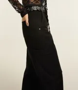 Pantalón cargo marrón de tiro alto con bolsillos laterales y traseros.