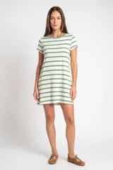 Vestido corto de corte recto y holgado con diseño de rayas horizontales verdes y fondo crudo, escote redondo y mangas corta.