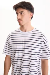 Remera de manga corta con diseño a rayas horizontales y corte oversize, confeccionada en algodón.