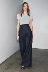 Camiseta de manga corta color beige, con cuello redondo y corte slim fit.