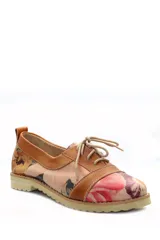 Zapato acordonado de cuero con estampado floral y cordones finos.