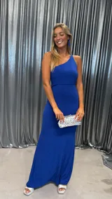 Vestido largo azul eléctrico con brillo, de corte ajustado al cuerpo y escote asimétrico de un solo hombro.