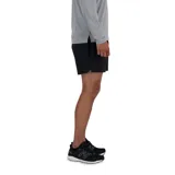 Short deportivo negro con logo reflectivo de New Balance en la pierna derecha. Cuenta con tecnología NB DRY de secado rápido, forro transpirable incorporado, bolsillos laterales y cordón ajustable en la cintura.