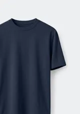 Remera básica de manga corta y cuello redondo, de corte recto y color gris topo.