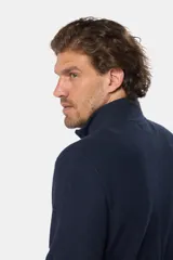 Buzo azul marino de algodón texturizado, con cuello alto y medio cierre con cremallera. Presenta un pequeño logo bordado en el pecho.