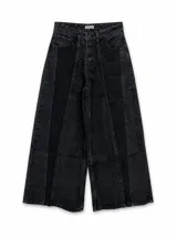 Jean de corte wide leg en color gris oscuro con efecto lavado y costuras verticales decorativas a lo largo de las piernas.