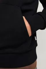 Canguro negro de manga larga con capucha, bolsillo tipo canguro y logo pequeño estampado en el pecho.