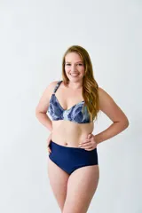 Conjunto de bikini compuesto por un top con aro y diseño estampado en tonos azules, y una bombacha de tiro alto en color azul liso. Confeccionado en lycra, ofrece soporte para el busto y un calce cómodo.