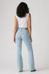 Pantalón de jean celeste de tiro alto y corte acampanado.