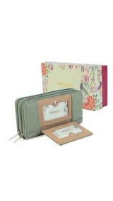 Billetera larga de diseño combinado en tonos terracota y beige, confeccionada en material sintético con textura tipo gamuza y lisa. Cuenta con cierre perimetral, solapa frontal con broche a presión y visor para documentos, además de múltiples compartimentos internos para tarjetas, billetes y monedero con cierre.