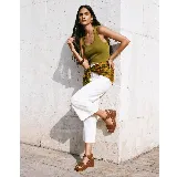 Sandalias de cuero marrón oscuro, con diseño de tira ancha en el empeine, tira ajustable con hebilla al tobillo, taco alto de madera y plataforma delantera.